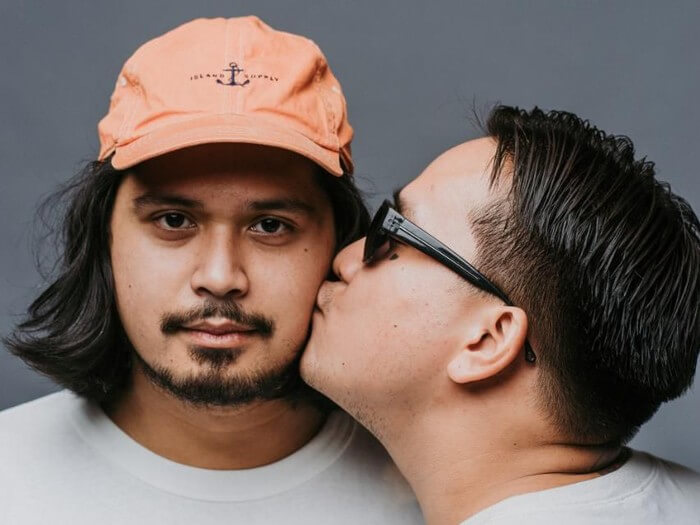 Potret Petra Sihombing dengan topi dikecup sang ayah Ben Sihombing yang mengenakan kacamata hitam